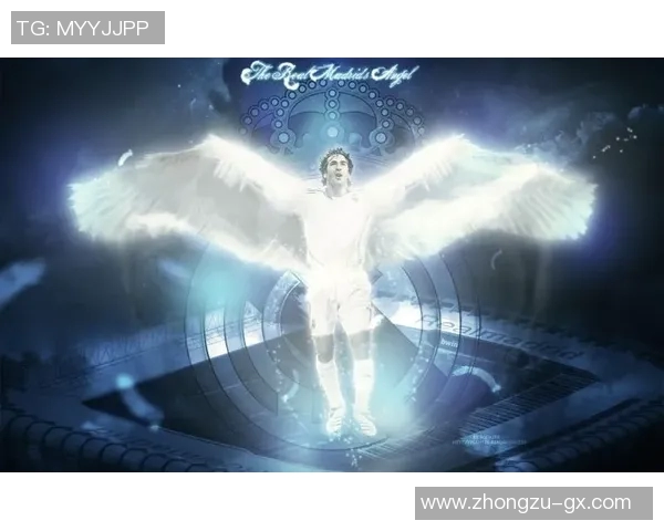 足球明星身着白袍优雅瞬间展现女性魅力与运动风采的完美结合