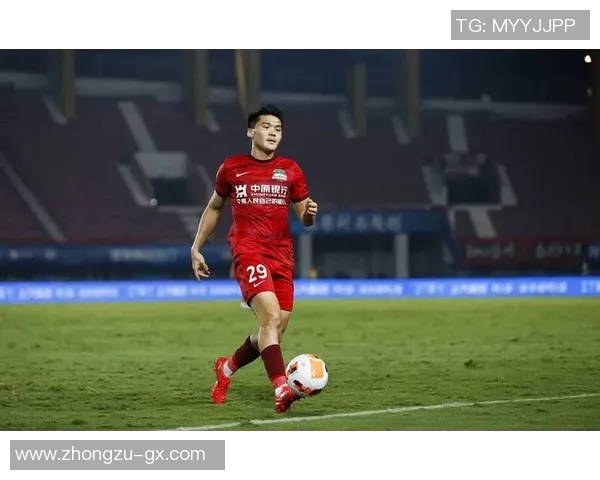 足球明星独家采访视频揭示球员背后的故事与训练秘辛